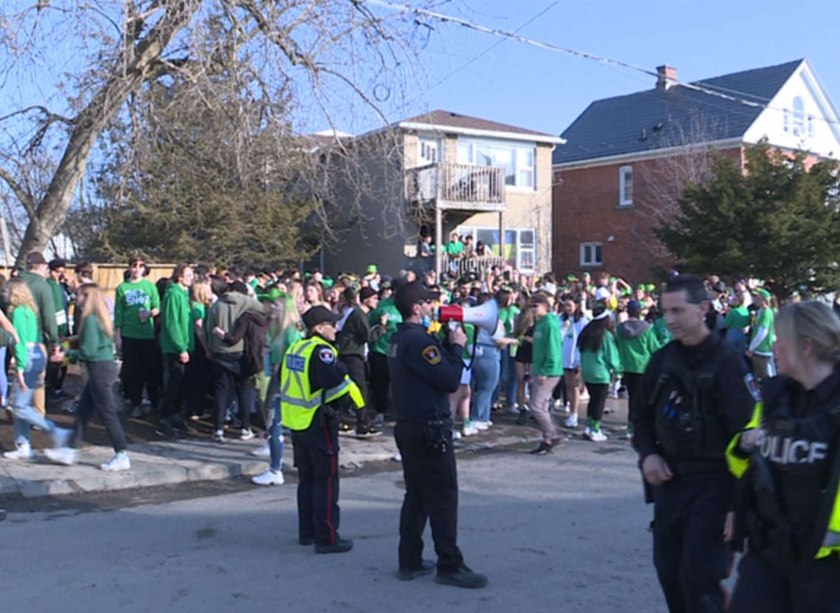 خبر-تورنتو-ده-ها-برگ-جریمه-هزاران-دلار-پلیس-زخمی-دو-روز-پارتی-سنت-پاتریک-کینگستون