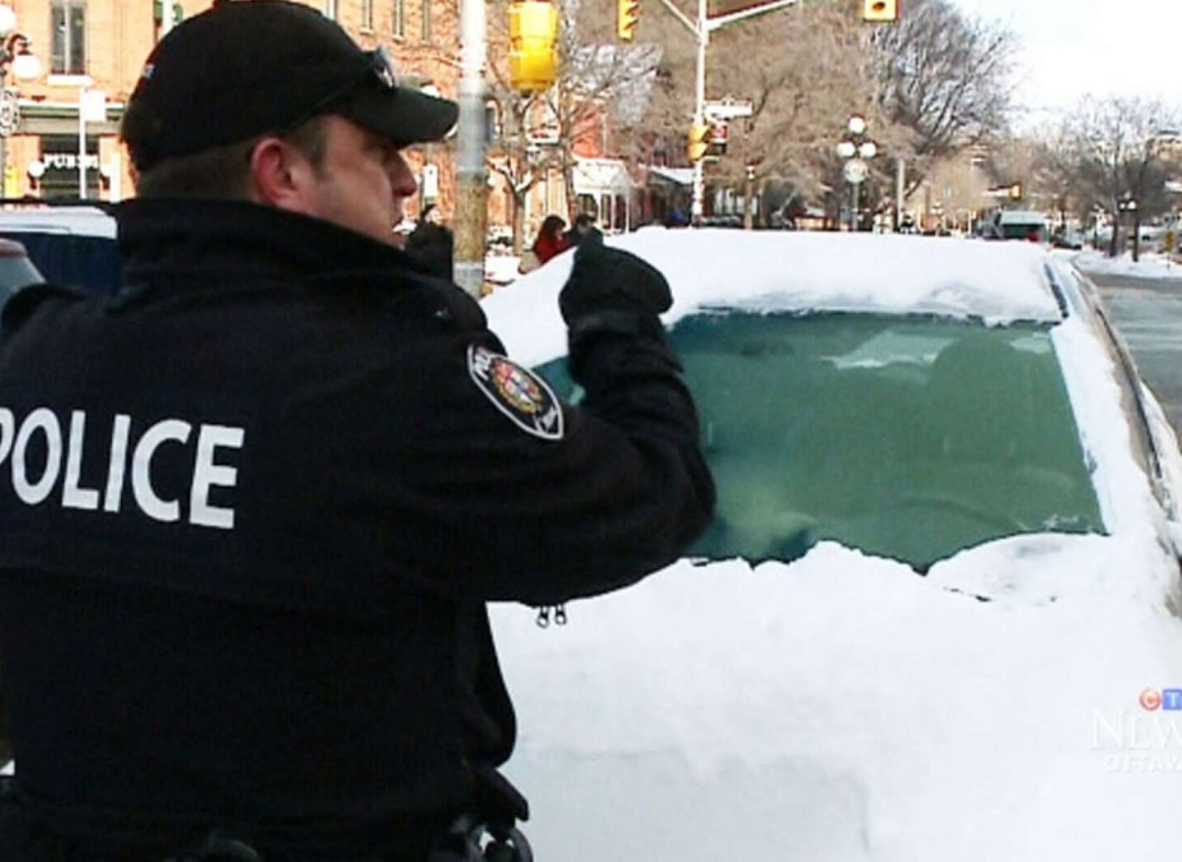 خبر-تورنتو-پلیس-انتاریو-برف-خودرو-پشت-فرمان-غذا-تلفن-همراه-صحبت-تکس-جریمه
