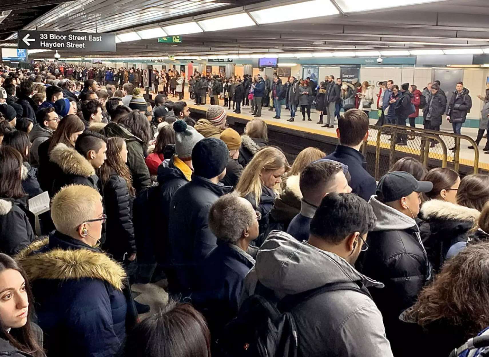 خبر-تورنتو-یک-مرد-عجله-دیگر-روی-ریل-مترو-تورنتو-پرت-بلیت-مترو-امسال-۱۰-سنت-گران