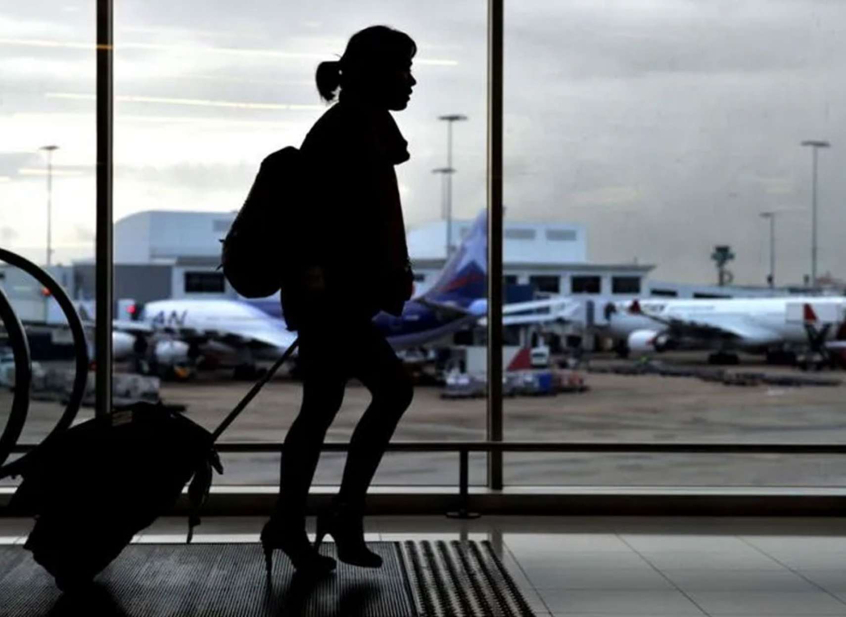 خبر-جهان-عروس-فراری-قبل-از-پرواز-با-شوهرش-به-رم-با-چمدان-۶۰۰۰-دلار-فرودگاه-لندن-فرار