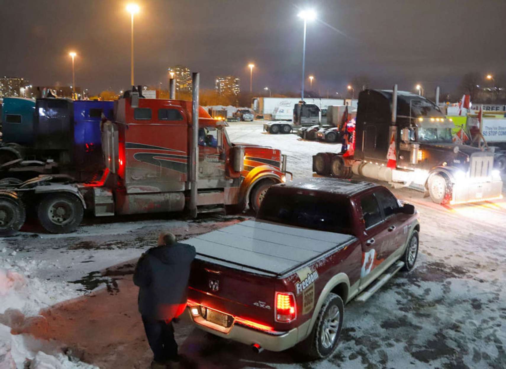 خبر-کانادا-آغاز-حمله-اتاوا-معترضان-توقیف-سوخت-تانکر-گازوئیل-پلیس-دادگاه-بوق-زدن-ممنوع-مرز-بسته