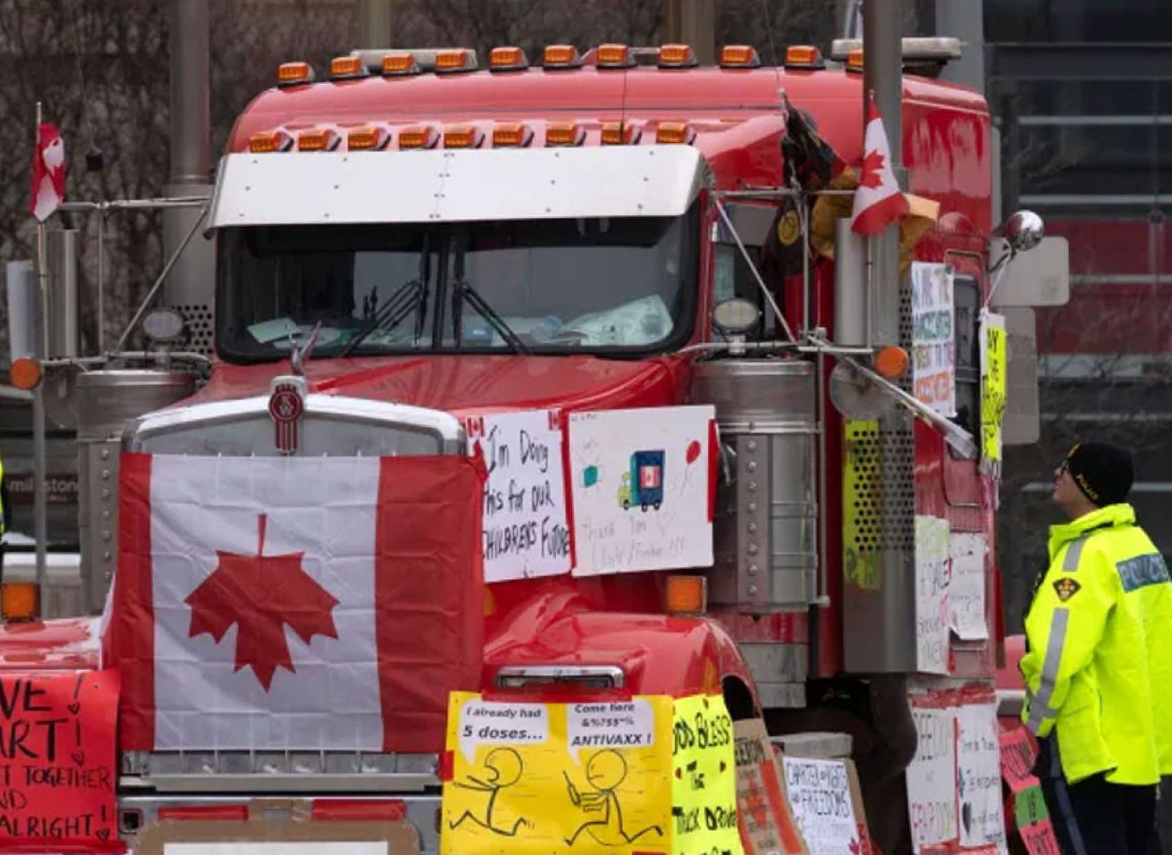 خبر-کانادا-بزودی-بخشی-از-اتاوا-ممنوع-می-شود-اخراج-مقامات-پلیس-و-نقشه-حمله-به-کامیون-داران