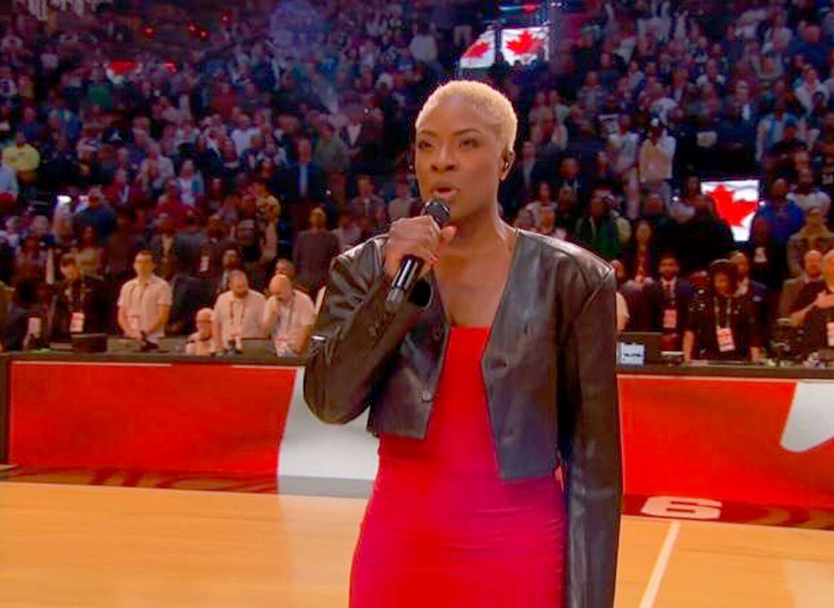 خبر-کانادا-جولی-بلک-خواننده-کانادایی-تغییر-یک-کلمه‌-سرود-ملی-اُ-کانادا-بازی-ستارگان-بسکتبال-جنجال