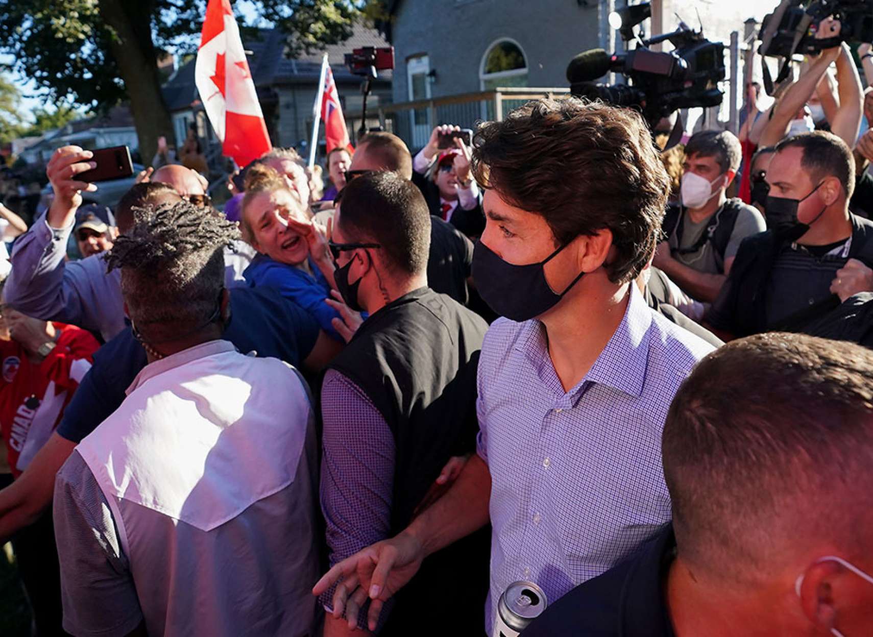 خبر-کانادا-حمله-با-ماسه-سنگریزه-به-ترودو-در-لندن-انتاریو-چند-سنگ-احتمالا-به-ترودو-برخورد-کرد