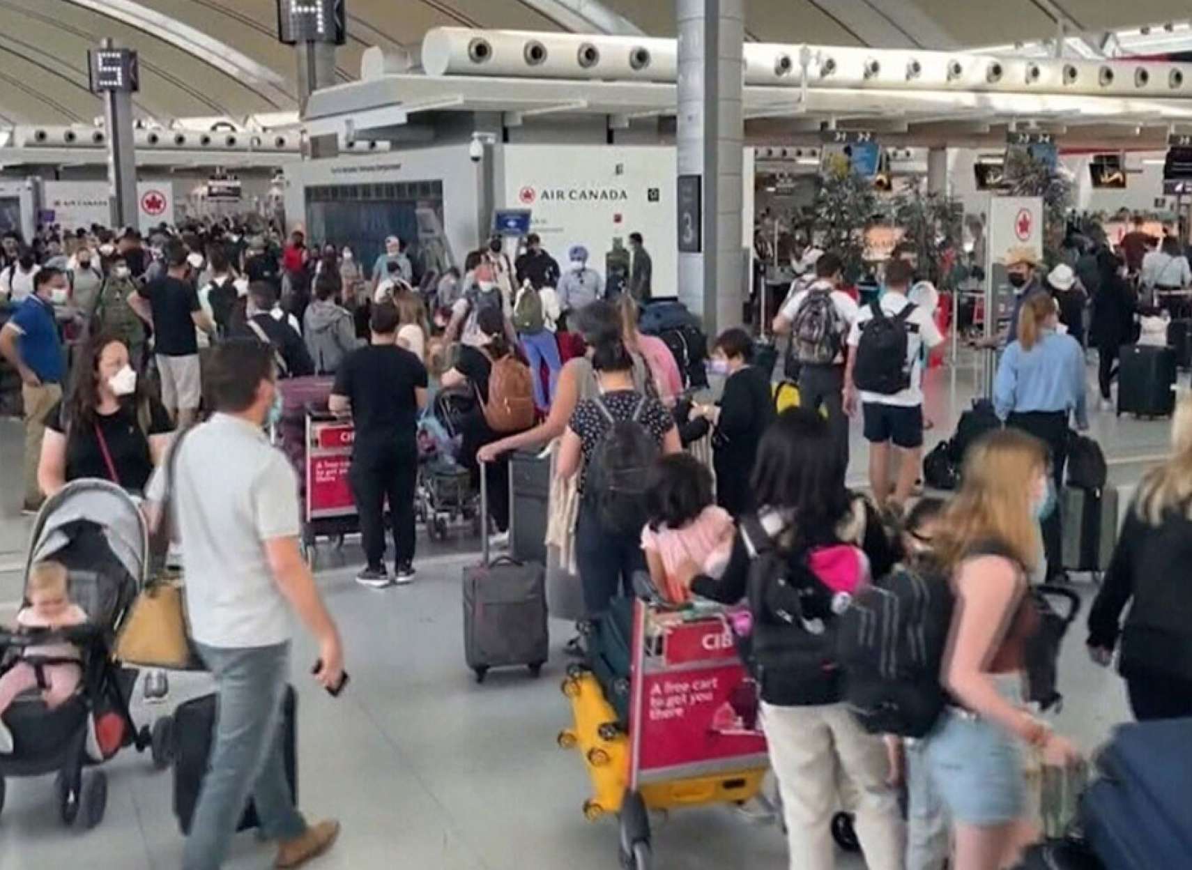 خبر-کانادا-مسافر-فرودگاه-بسیار-شلوغ-تورنتو-معطلی-کمتر-چنین-توصیه