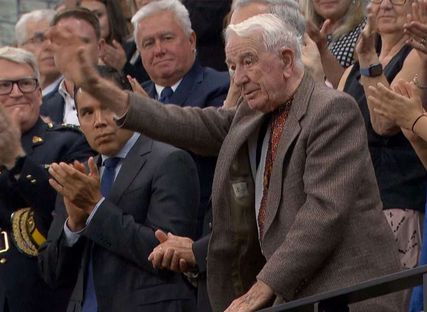 رئیس-اوکراین-سرباز-اوکراینی-که-عضو-اس-اس-بود-در-مجلس-کانادا-تشویق-شد-قهرمان