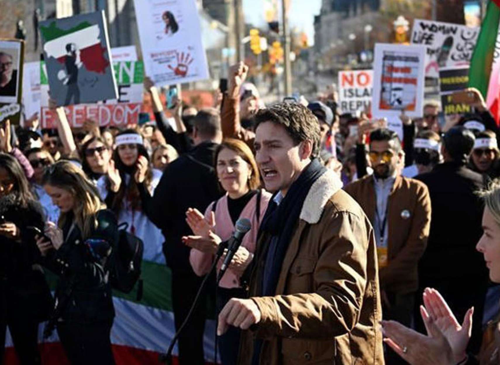 زنجیره-انسانی-هزاران-هزار-ایرانی-همبستگی-مردم-ایران-شهرهای-کانادا-متحیر