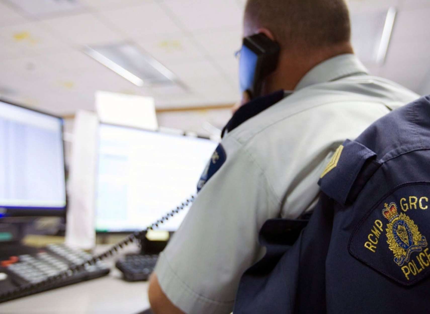 مطلب-اجتماعی-نه-کانادایی-برای-این-مشکلات-به-۹۱۱-زنگ-نزنید-با-کمی-لبخند