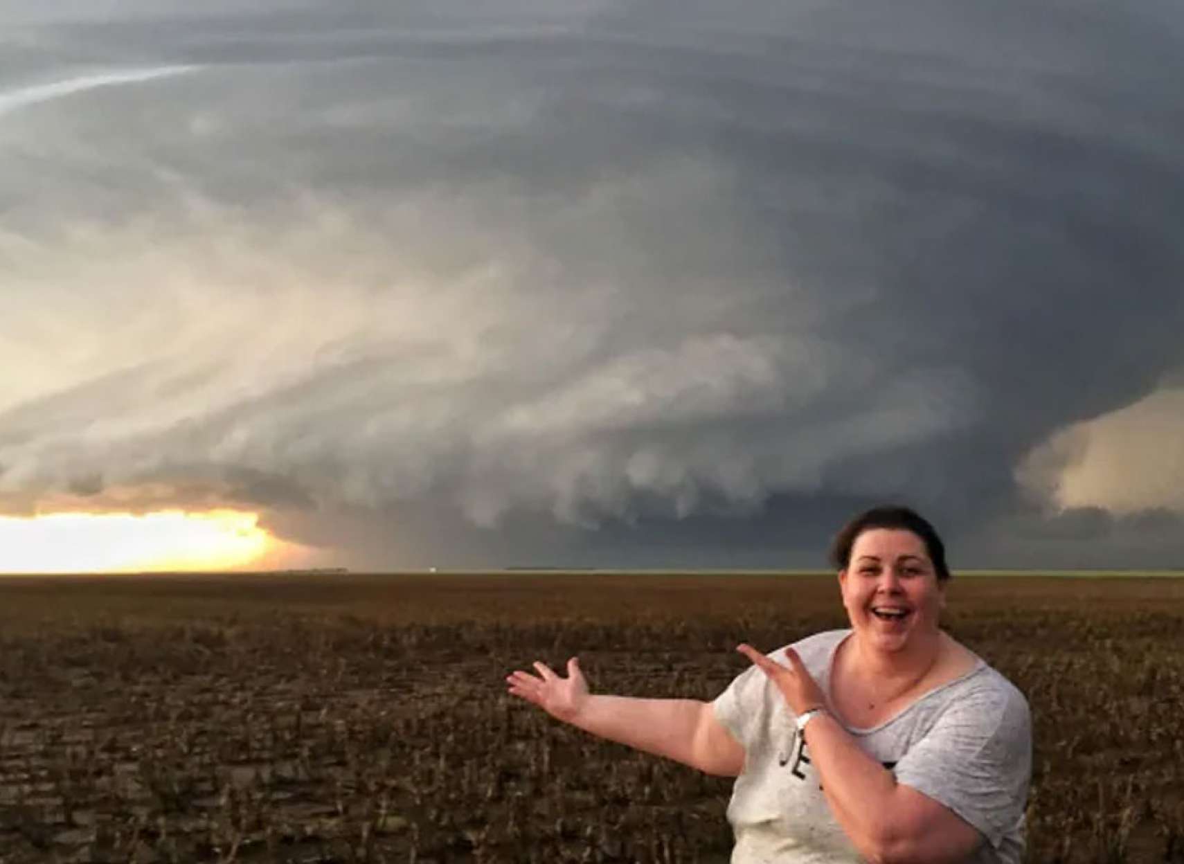 مطلب-کانادا-این-شما-و-این-زنان-کانادایی-که-در-تعقیب-طوفان-هستند-و-به-آنها-شکارچی-طوفان-می-گویند