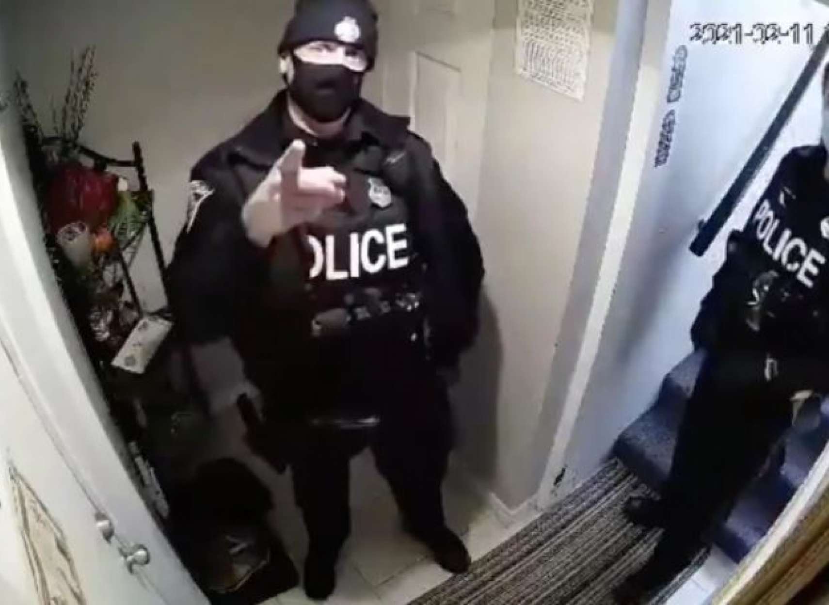 فیلم-خیز-پلیس-همیلتون-به-یک-مستاجر-زن-خبرساز-شد-این-فیلم-را-ببینید-و-خودتان-قضاوت-کنید