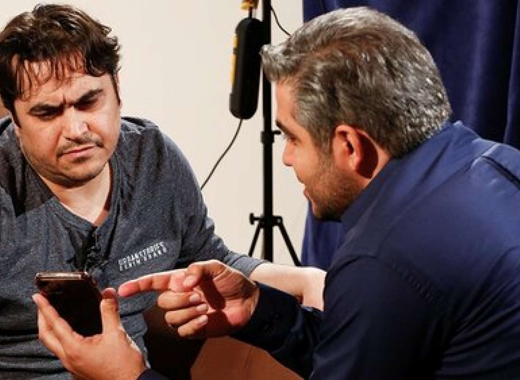 فیلم-کامل-گفتگوی-جنجالی-صدا-و-سیما-جمهوری-اسلامی-با-روح-الله-زم-آیا-زم-از-چوبه-اعدام-دور-شده-است