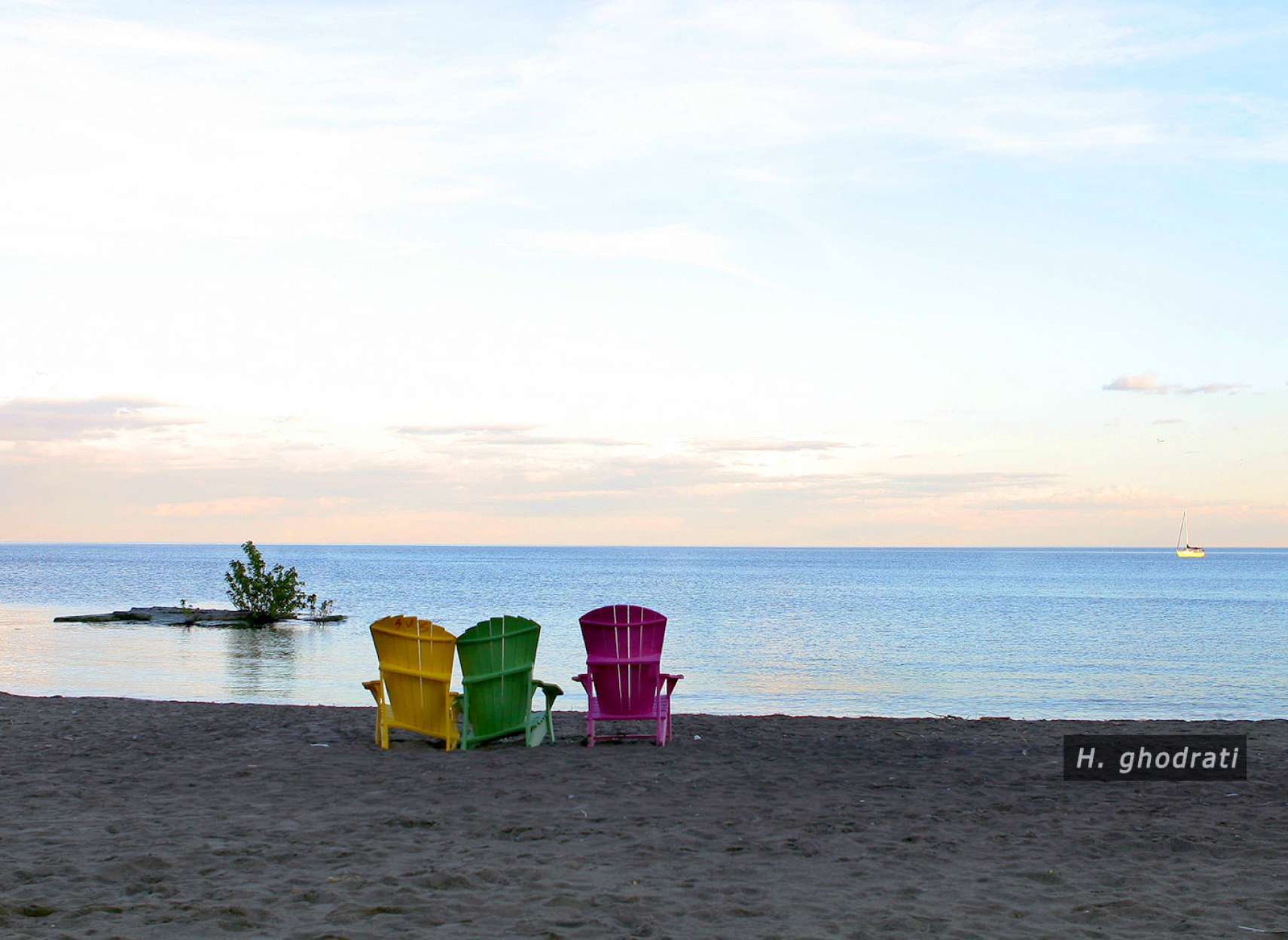 صندلی‌های رنگی، جزیره و قایق