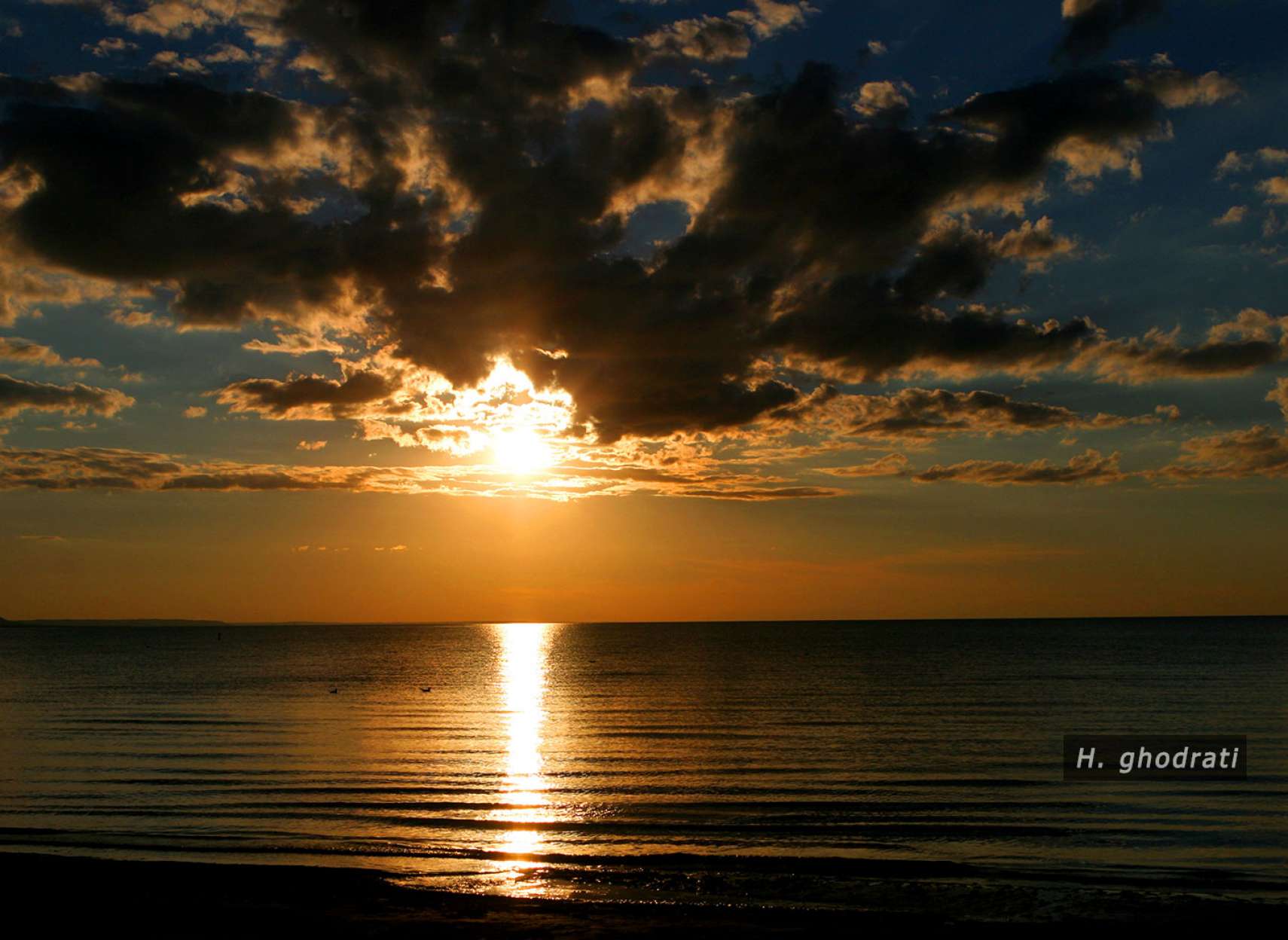 غروبی میان ابرها