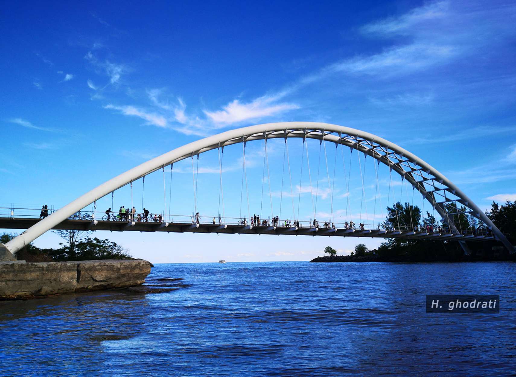 رهگذران پل میان دو آبی