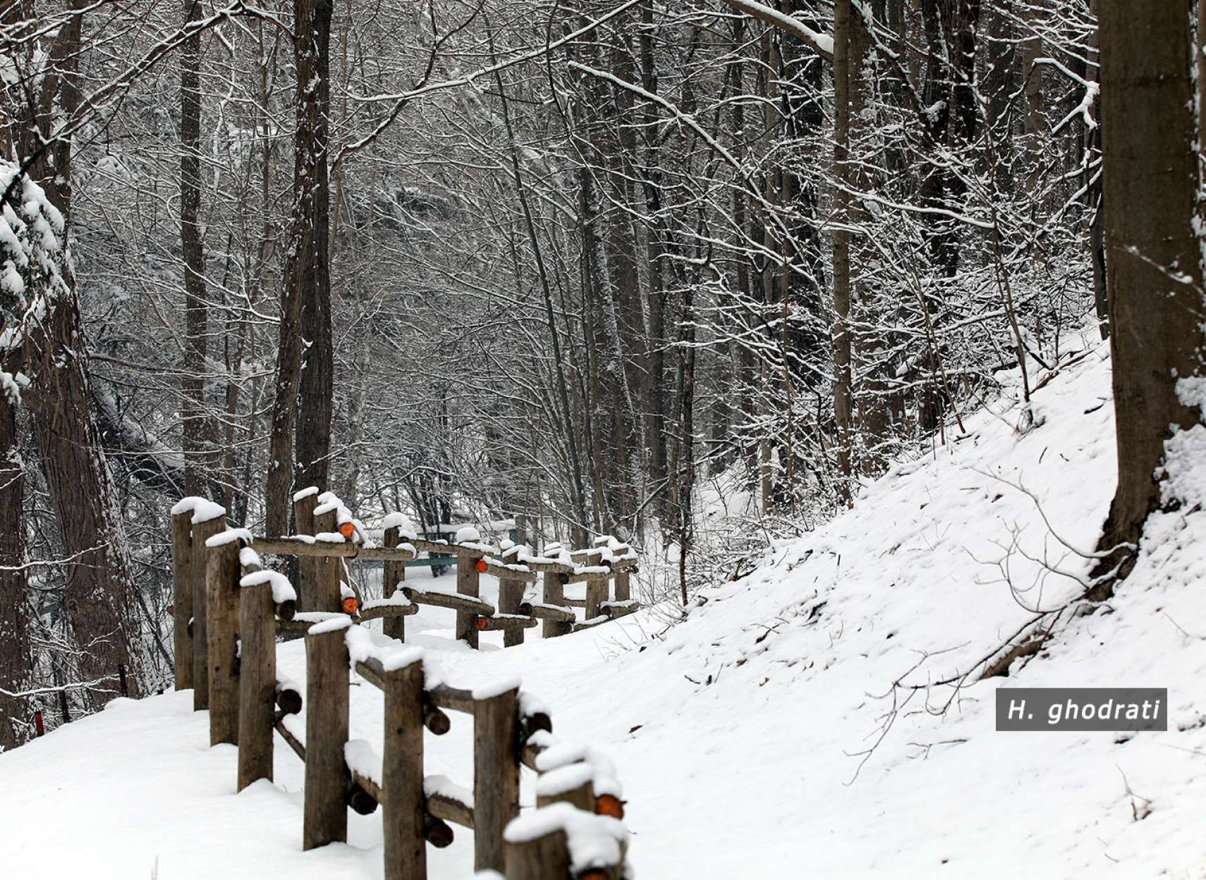 نرده چوبی مقطع قرمز