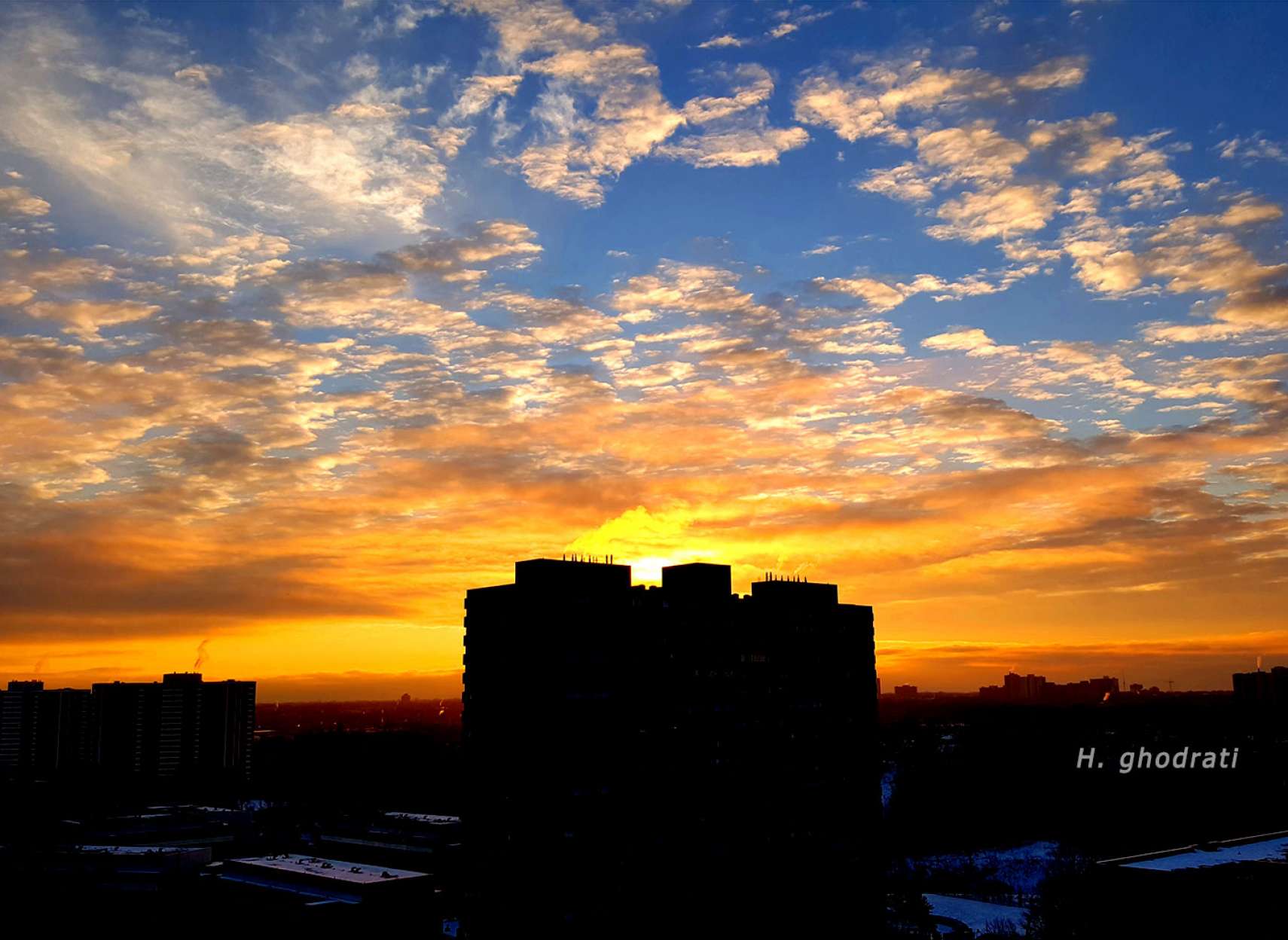 غروب دقیق پشت ساختمان