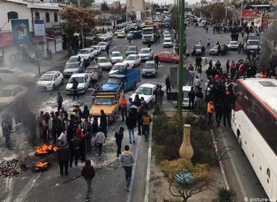 اخبار-ایران-اعتراضات-مردم-ایران-در-پشت-دیوارِ-بی‌خبری