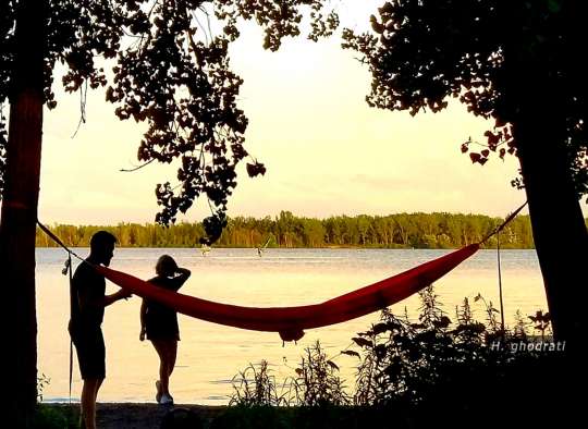 تاب‌خواب کنار آب