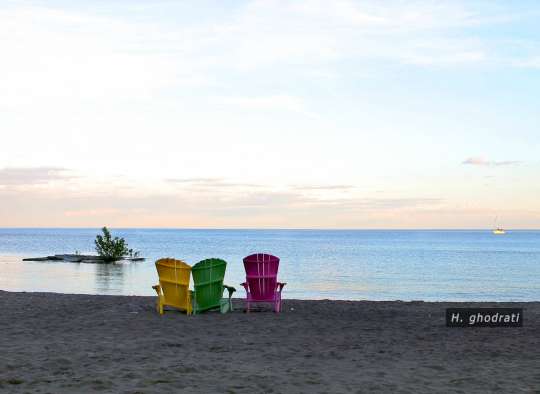 صندلی‌های رنگی، جزیره و قایق